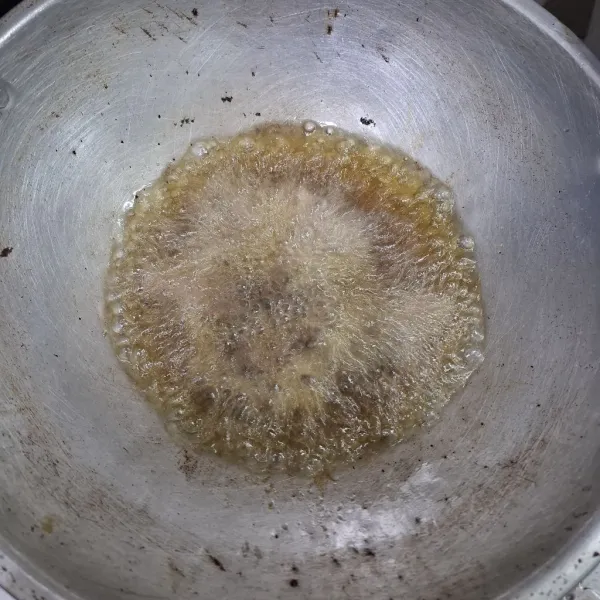 Goreng daging yang telah dipukuli hingga agak kering.