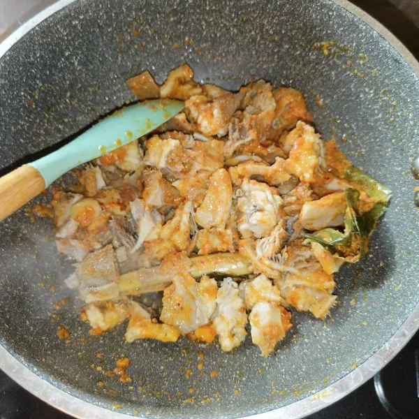 Masukkan babat dan aduk-aduk sampai tercampur rata.