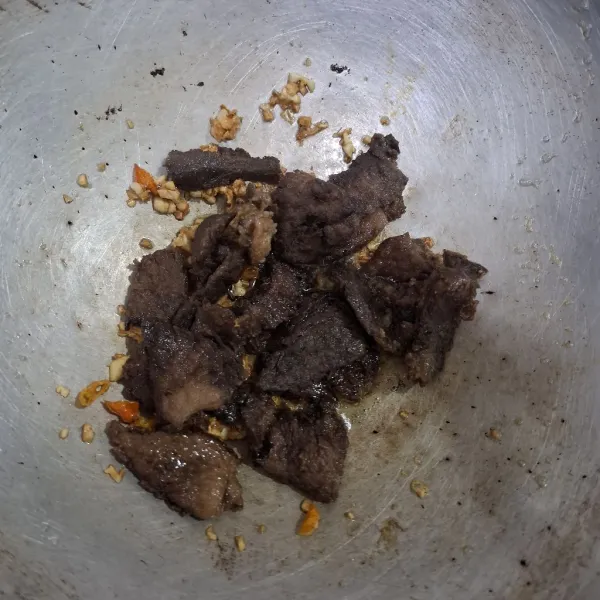 Masukkan daging yang telah digoreng, lalu aduk hingga rata. Jangan lupa untuk tes rasa.