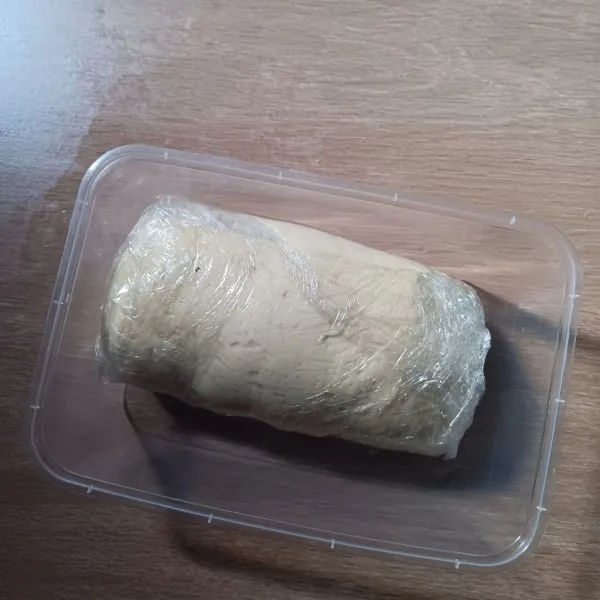 Setelah diistirahatkan, adonan akan lebih kalis dan halus. Ulen ringan kemudian bungkus plastik wrap dan istirahatkan 4 jam disuhu ruang atau semalaman dikulkas.
