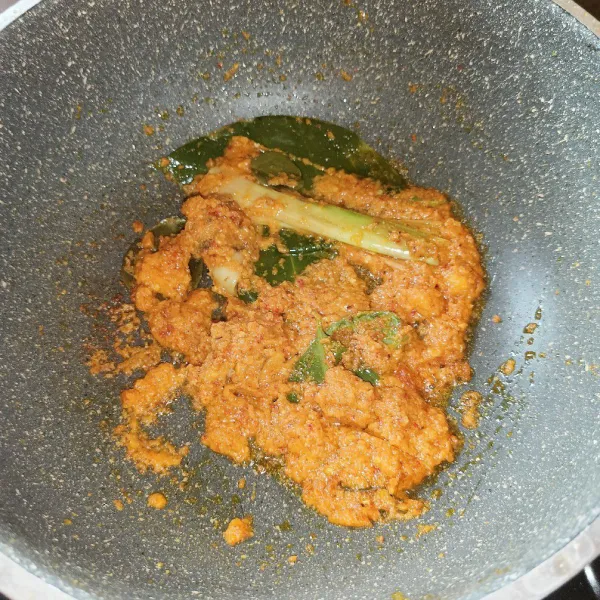 Tumis bawang merah sampai harum, lalu masukkan bawang merah, kemiri, ketumbar, cabe keriting sebagai bumbu halus dan daun salam, daun jeruk, serai, dan lengkuas sebagai rempah aromatik, lalu tumis sampai bumbu matang.
