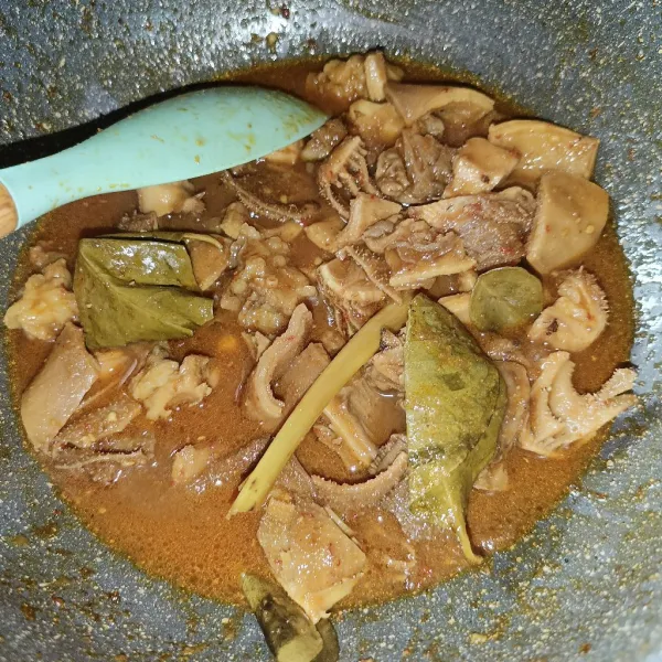 Masak sampai bumbu meresap dan kuah mulai menyusut. Jangan lupa untuk oreksi rasa masakan dan makanan siap untuk disajikan.