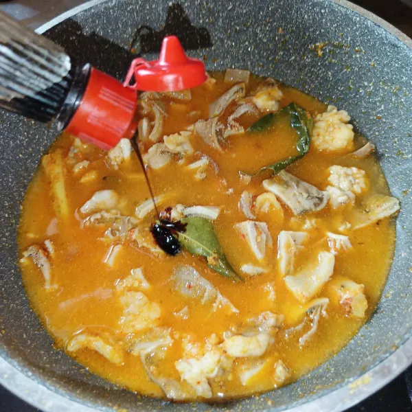 Tuangkan air dan tambahkan kecap manis serta bumbu penyedap.