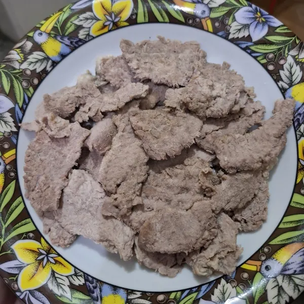 Kemudian iris-iris dan pukul-pukul hingga daging menipis.