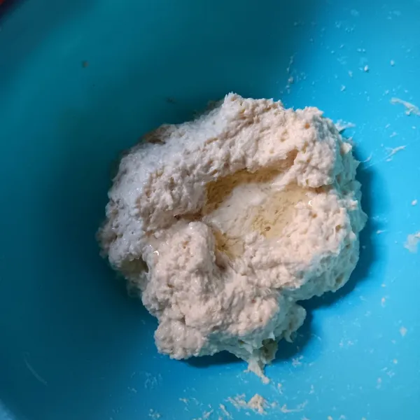 Setelah adonan cukup lengket tambahkan minyak, uleni ringan (tidak perlu mengulen seperti membuat roti) setelah menyatu, bulatkan.