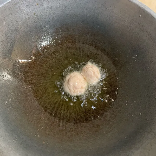 Tuang ke minyak panas dengan api cenderung kecil