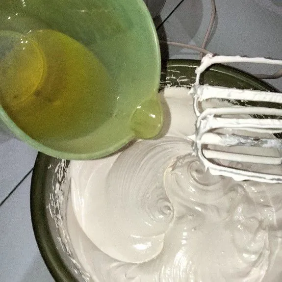 Tuang minyak, dan aduk pakai tehnik timbal balik.