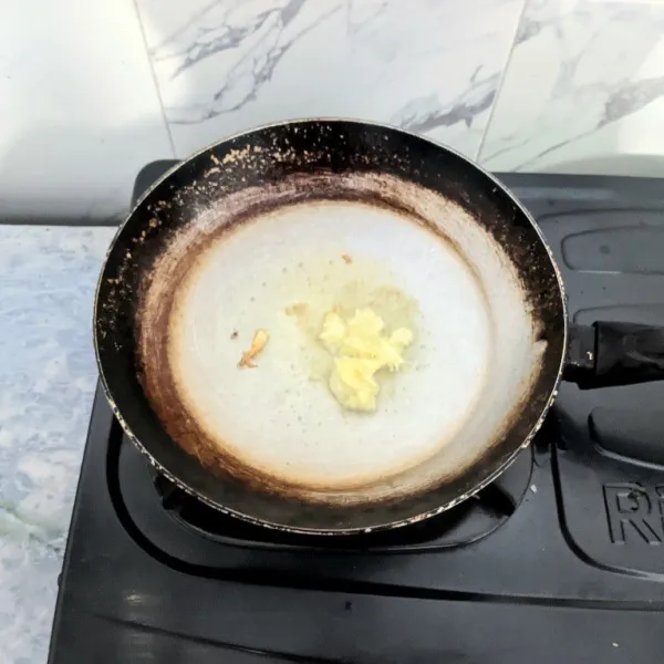 Tumis bawang putih sampai harum dan sedikit layu.
