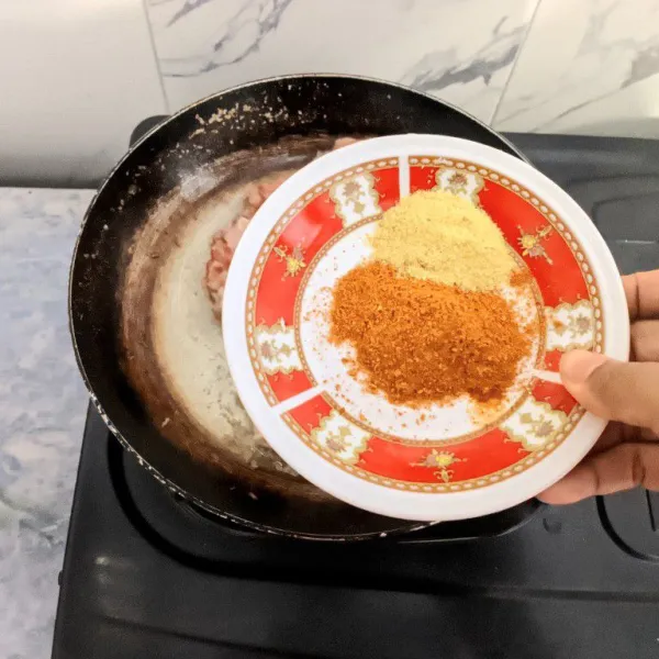 Tambahkan bubuk kari dan kaldu bubuk instan.