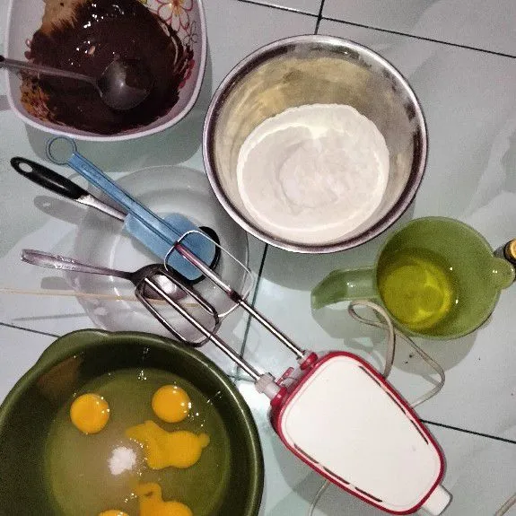 Siapkan semua bahan, mixer terlebih dahulu telur dan gula, hingga setengah mengembang.