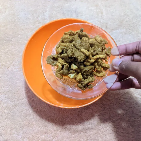 Siapkan telur ke dalam mangkuk, lalu masukkan isian martabak. Aduk hingga merata.