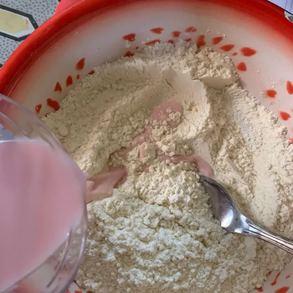 Tuang perlahan susu air hangat, sambil diaduk