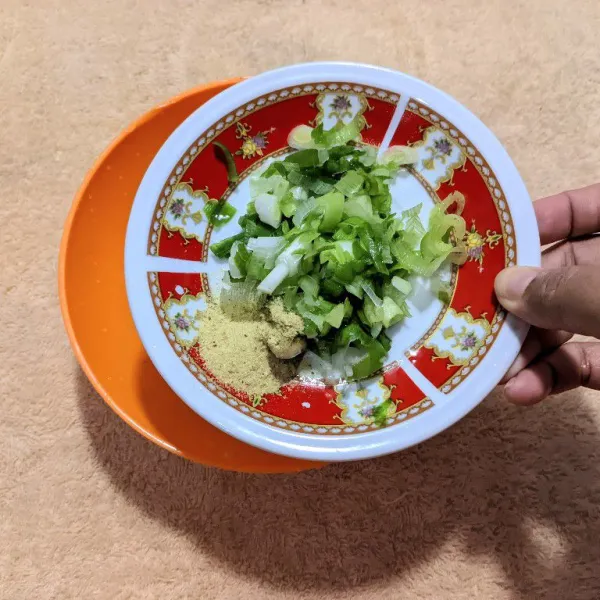 Tambahkan irisan daun bawang dan kaldu bubuk instan.