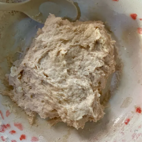 Aduk hingga membentuk adonan seperti di gambar. Kemudian tutup, istirahatkan 30 menit