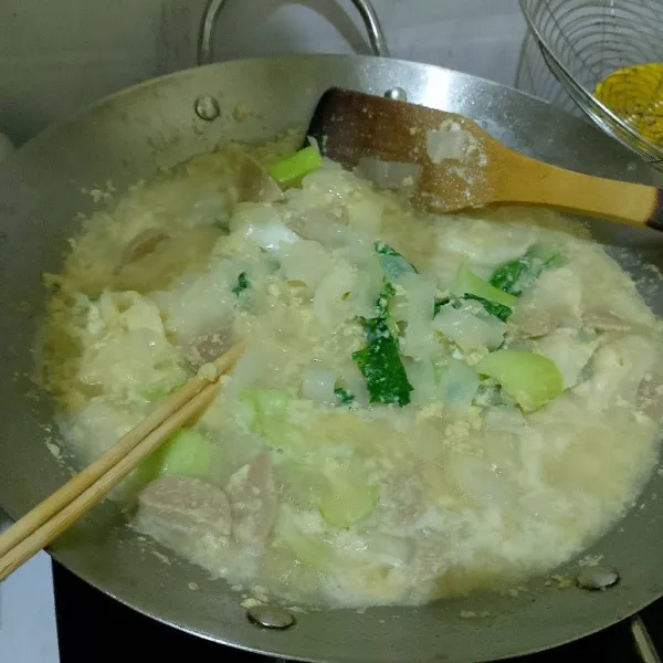 Tuangkan kocokan telur, lalu aduk-aduk sampai telur matang. Tes rasanya dan sajikan!