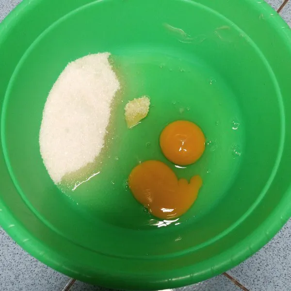 Mixer telur, gula, dan sp hingga putih berjejak selama 7-10 menit.