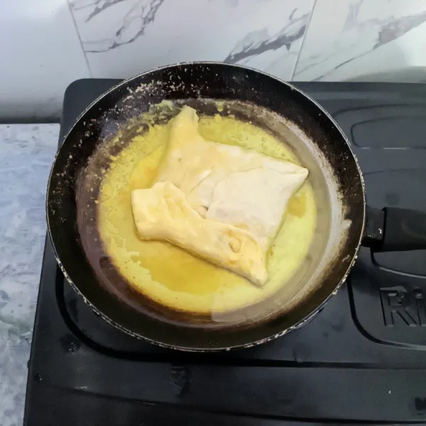 Goreng martabak sampai berubah warna menjadi kecokelatan. Angkat dan tiriskan.