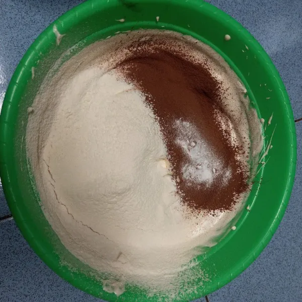 Tambahkan tepung terigu, cokelat bubuk, vanili, dan baking powder.