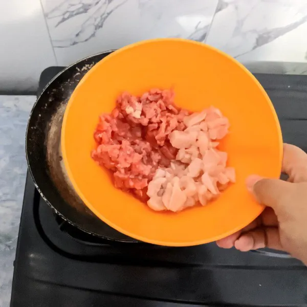 Masukkan potongan daging kambing dan ayam.