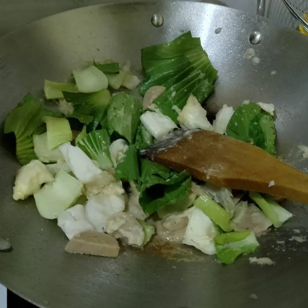 Masukkan sayuran dan bakso, masak sampai layu.