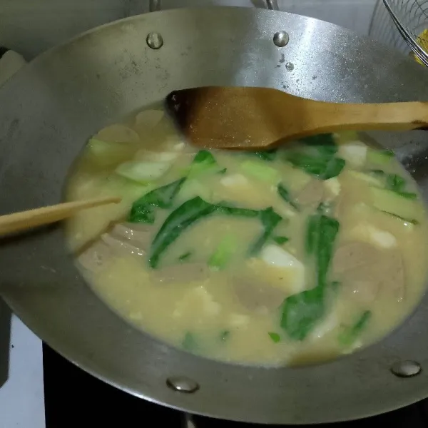 Tuang air, kemudian beri bumbu penyedap.