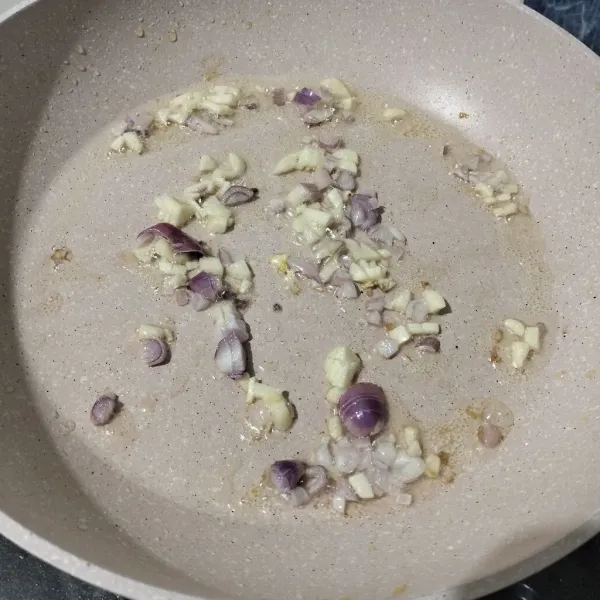 Tumis bawang putih dan bawang merah sampai layu dan harum.