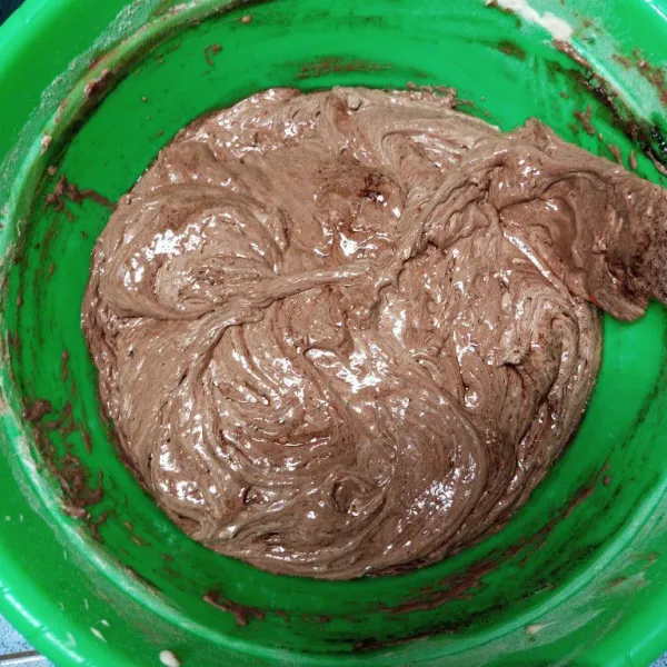 Aduk rata menggunakan spatula.