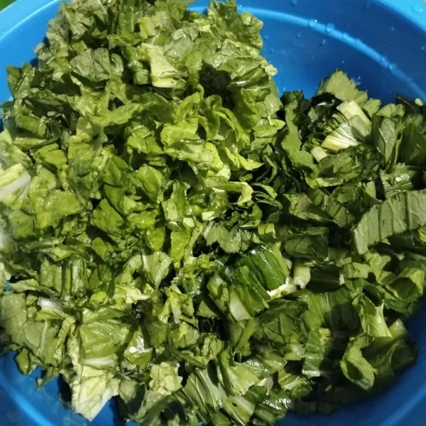 Cuci bersih dan potong-potong sayuran sesuai selera.