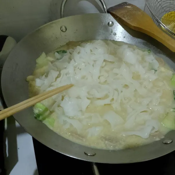 Masukkan kwetiau, aduk rata.