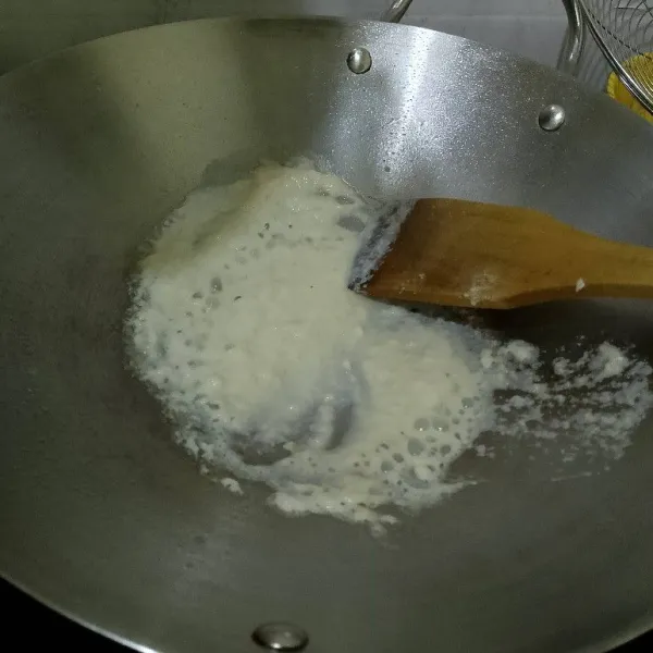 Tumis bumbu halus sampai matang.
