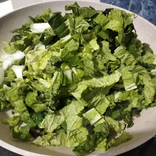 Masukkan sawi putih, lalu aduk kembali sampai layu.