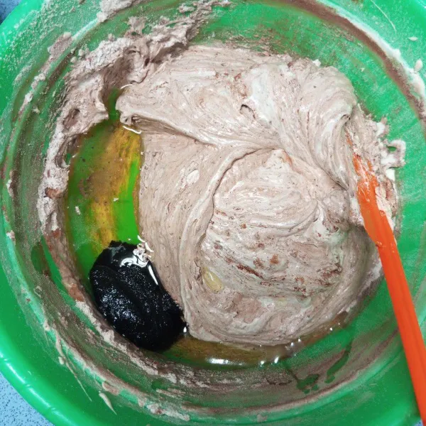 Tambahkan minyak goreng dan cokelat batangan yang sudah dilelehkan.
