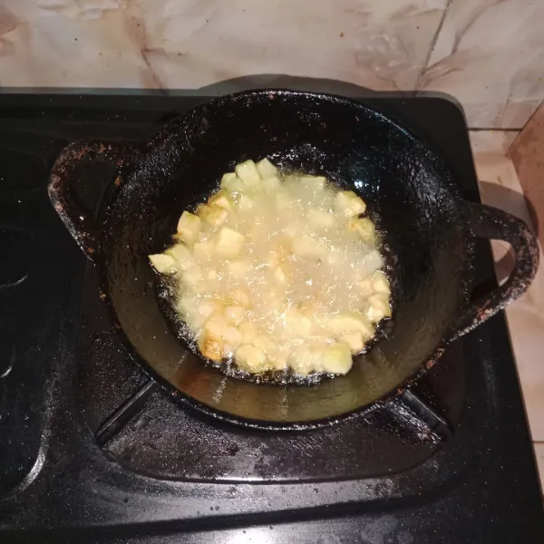 Iris kentang bentuk dadu, lalu goreng sampai matang, dan tiriskan.