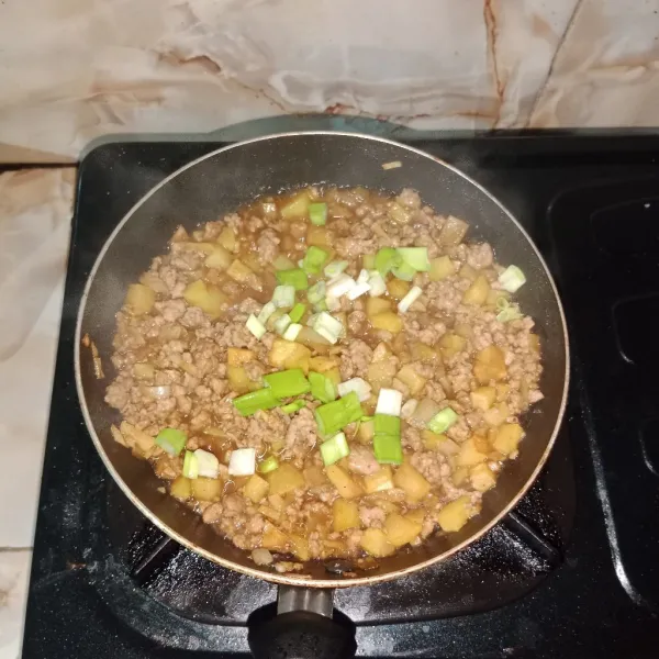 Terakhir, masukan irisan daun bawang, dan koreksi rasa.