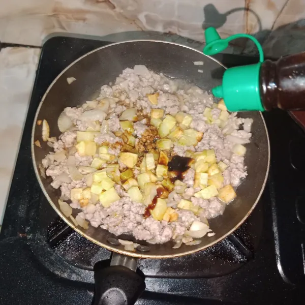 Tambahkan air secukupnya, lalu bumbui dengan kecap asin, saus tiram, kecap manis, garam, kaldu bubuk, dan lada bubuk.