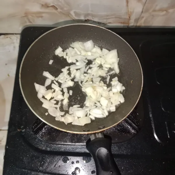 Tumis bawang putih dan bawang bombay sampai harum.