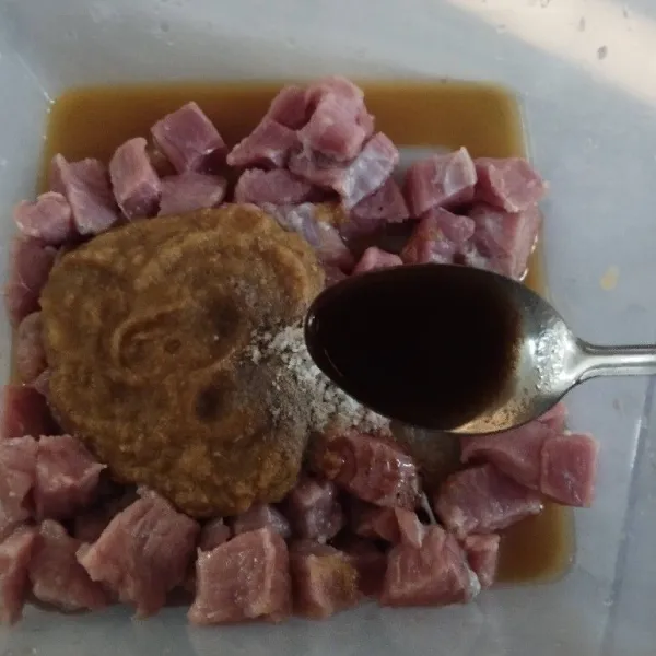 Tambahkan kecap manis, minyak goreng, lada dan garam juga air asam jawa.