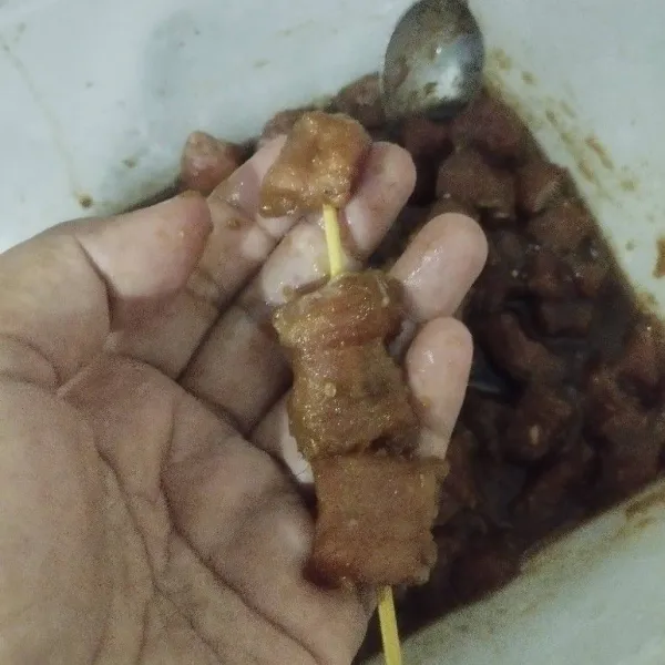 Setelah itu, masukan daging kambing ke tusuk sate.