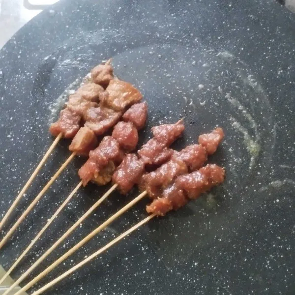 Bakar di atas teflon yang sudah diolesi dengan margarin hingga matang.