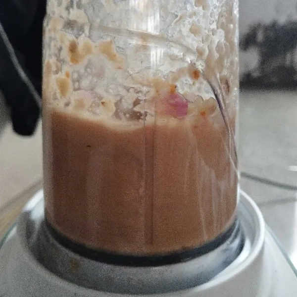 Haluskan semua bahan bumbu dengan blender.