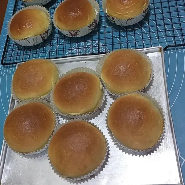 Oven di suhu 180 derajat celcius api atas bawah selama 15 menit lalu angkat dan oles atasnya dengan margarin