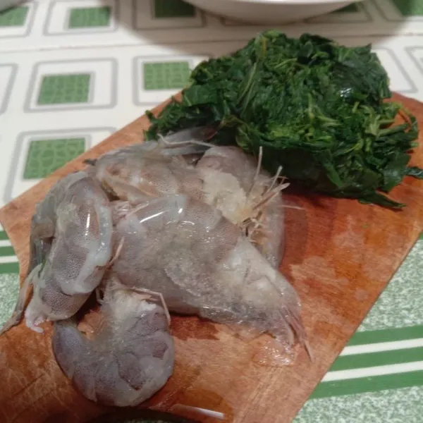 Cuci bersih udang dan siapkan daun singkong yang sudah dipotong