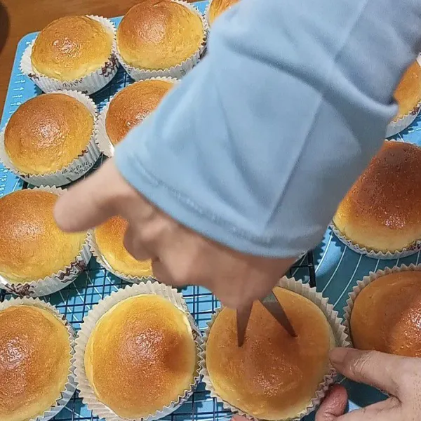 Gunting tengah roti atau lubangi