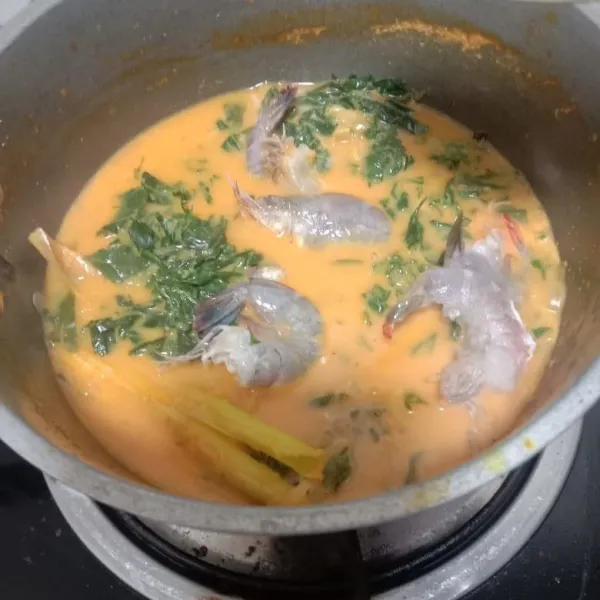 Masukkan daun singkong dan udang