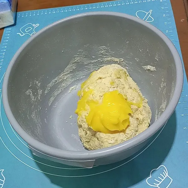 Lalu masukan butter dan garam uleni lagi sampai kalis elastis