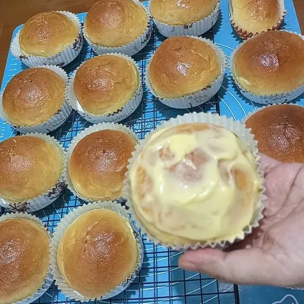 Oles juga bagian atasnya dengan keju lalu ratakan