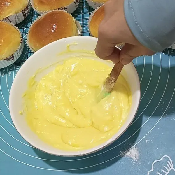 Buat bahan isiannya, campur semua bahan isian aduk rata masukan ke dalam plastik segitiga