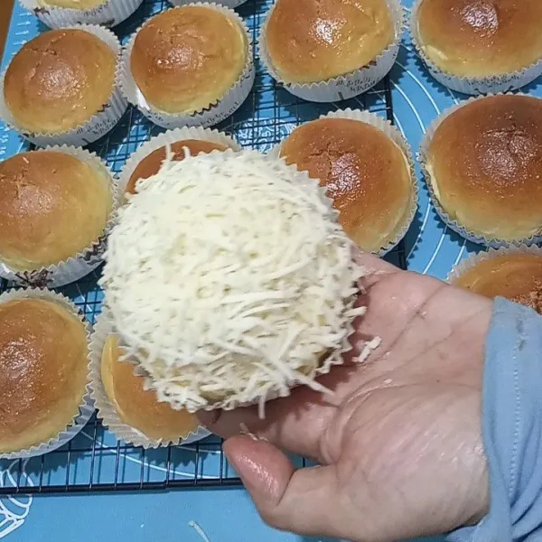 Beri topping keju parut sampai tertutup semua atasnya dan siap dinikmati