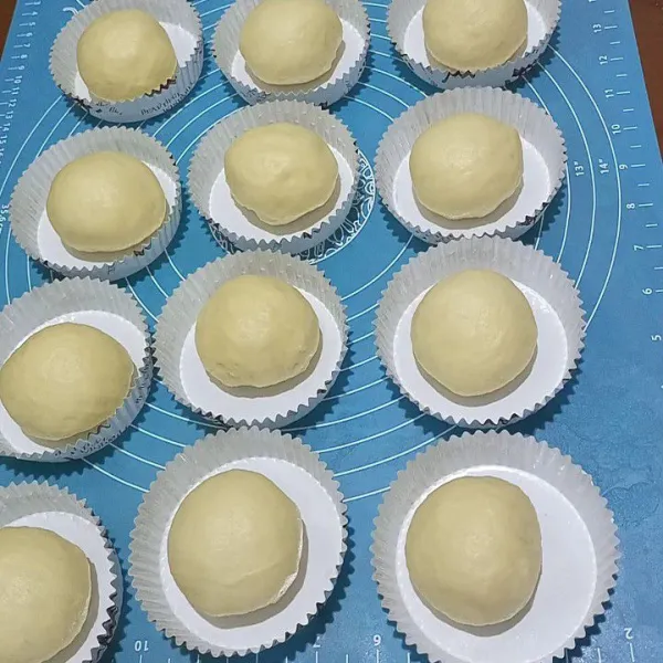 Bagi masing masing 50 gram bulatkan dan alasi dengan cup roti diamkan selama 30 menit