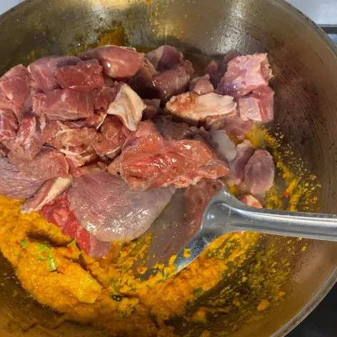 Masukkan daging kambing.